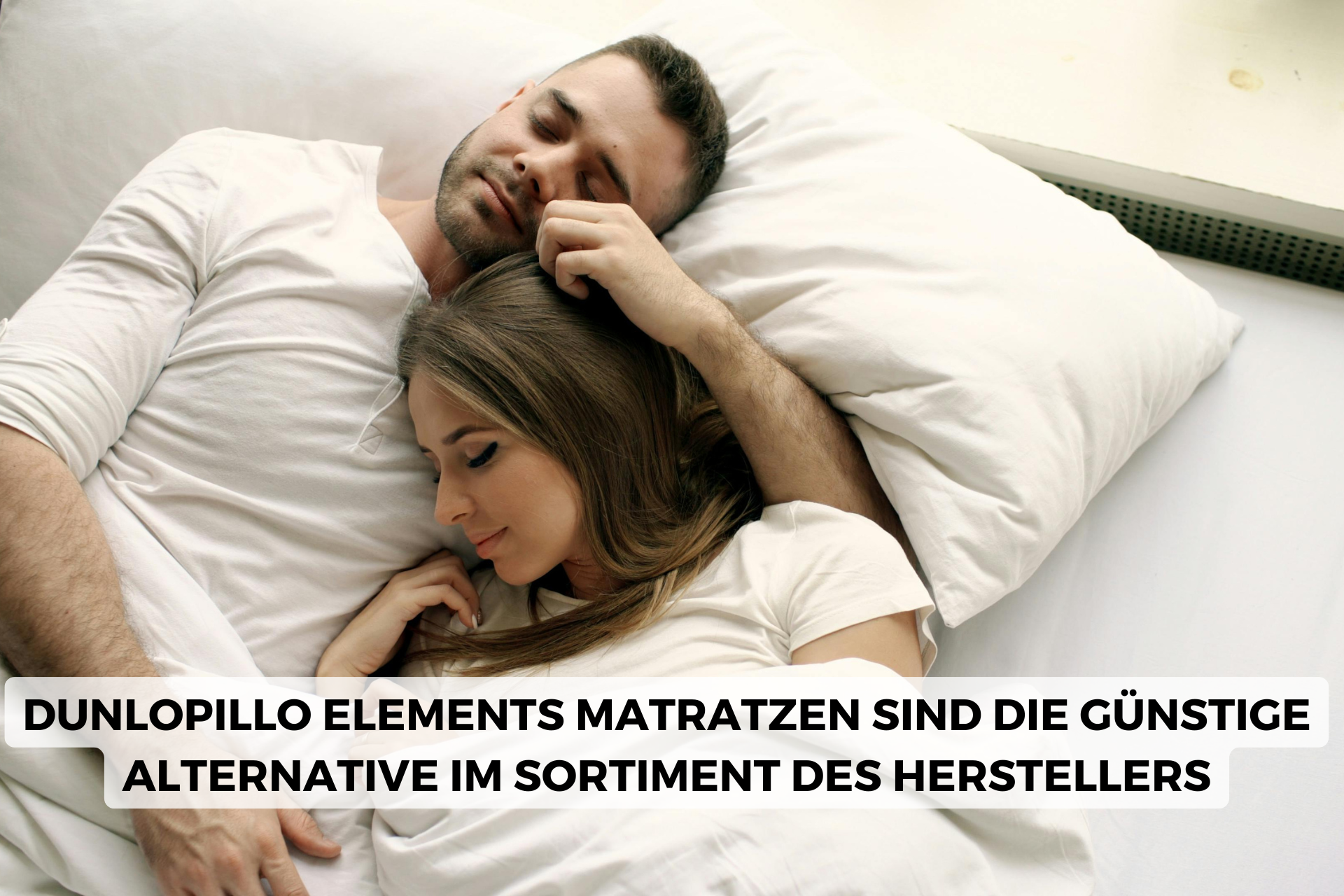 Ein Paar liegt in einem Bett und kuschelt auf einer Dunlopillo Matratze